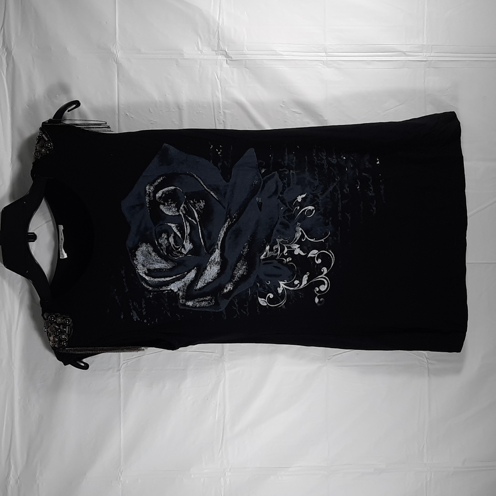 Chebery black with gray/white design. SZ M/L